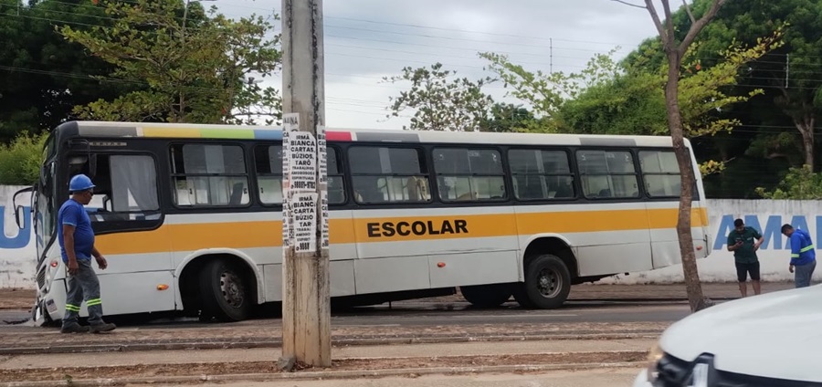 Ônibus escolar fica preso em buraco na frente do Clube dos Magistrados