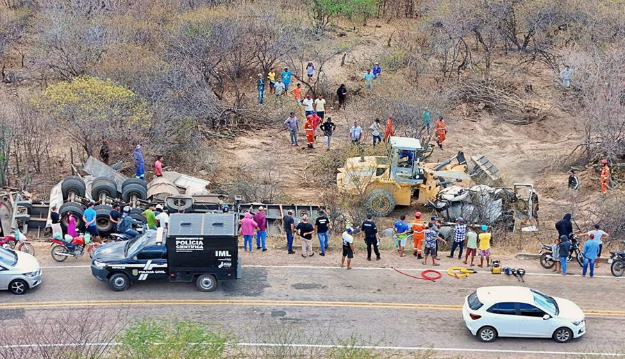 Carreta tomba na PI-142 e motorista morreu preso às ferragens