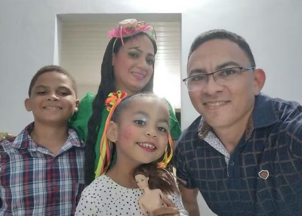 Casal Francisca e John com os filhos Maria Isis e Enzo Gabriel