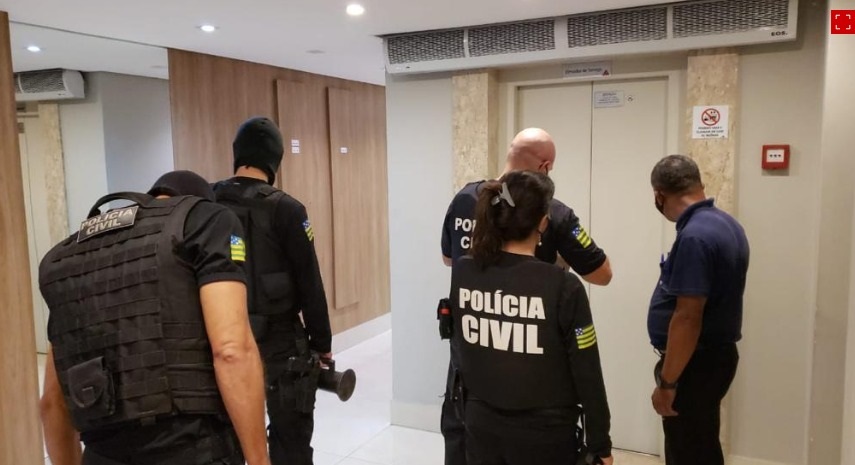 Polícia Civil durante cumprimento de mandados na Operação Central Falsa