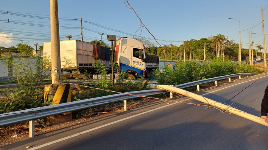 O motorista estaria embriagado quando colidiu contra o poste de iluminação pública