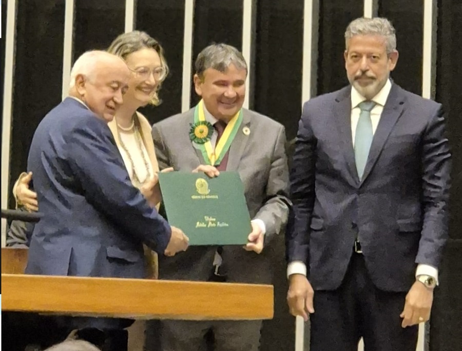 Wellington Dias é agraciado com medalha Mérito Legislativo