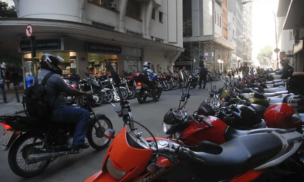 No Brasil, 27,6% da população reside em domicílios com acesso a motocicleta