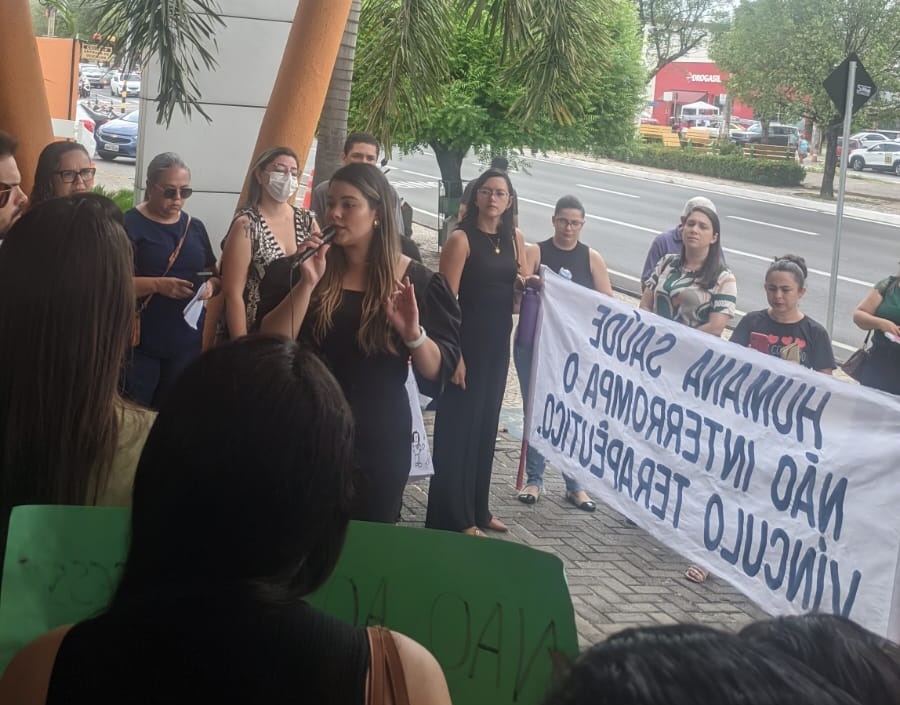 Mães de autistas fazem manifestação em frente a Humana Saúde