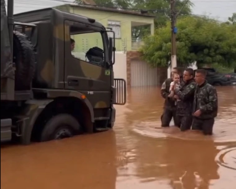 Militares do Exército salvam bebê em enchente na cidade de Picos