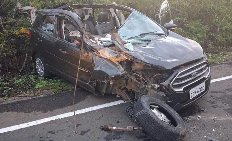 Mãe e filha estavam no carro de passeio e morreram no local do acidente