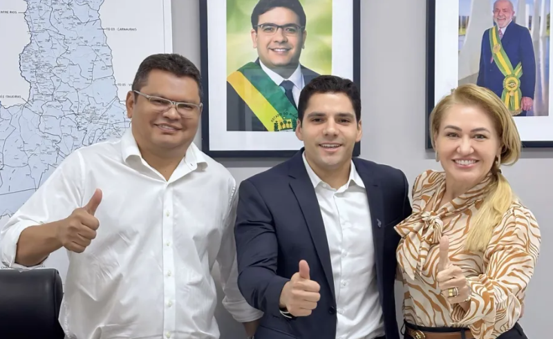 Prefeito de Eliseu Martins, Marcos Aurélio, Diretor-geral do DER/PI, Léo Sobral e Deputada Simone Pereira