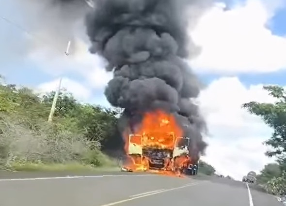 Caminhão pega fogo em Jerumenha