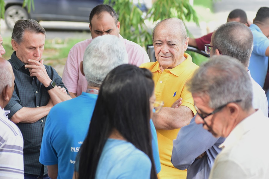 Silvio Mendes e equipe em visita às áreas afetadas pelas chuvas