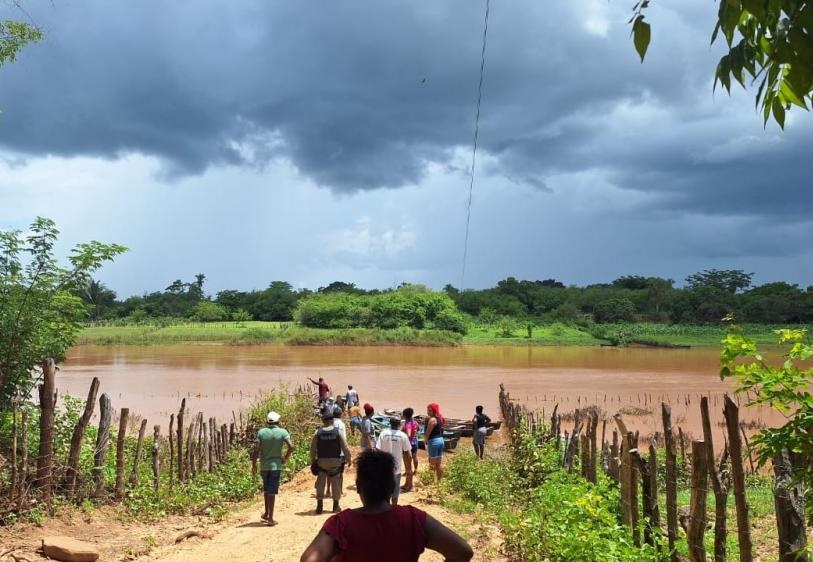 O jovem estava com um primo quando os dois decidiram atravessar o rio