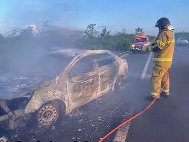 O Corpo de Bombeiros apagou as chamas do veículo