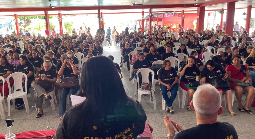 Professores decidem por paralisação durante assembleia geral