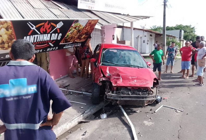 O carro atingiu dois pontos comerciais no bairro Monte Alegre