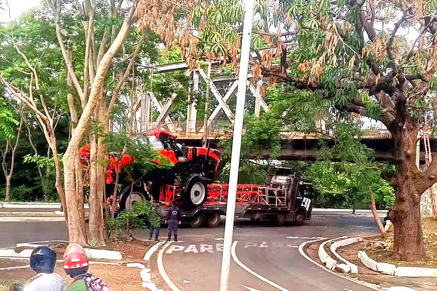 A máquina estava sendo transportada em um caminhão que colidiu com estrutura da Ponte Metálica