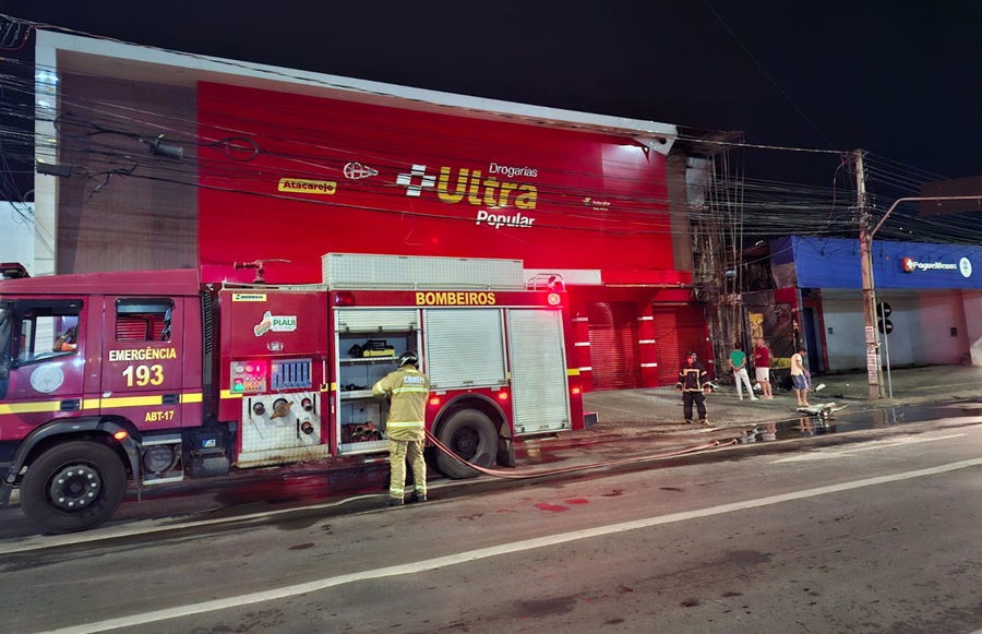 Corpo de Bombeiros usou um caminhão-tanque para apagar as chamas