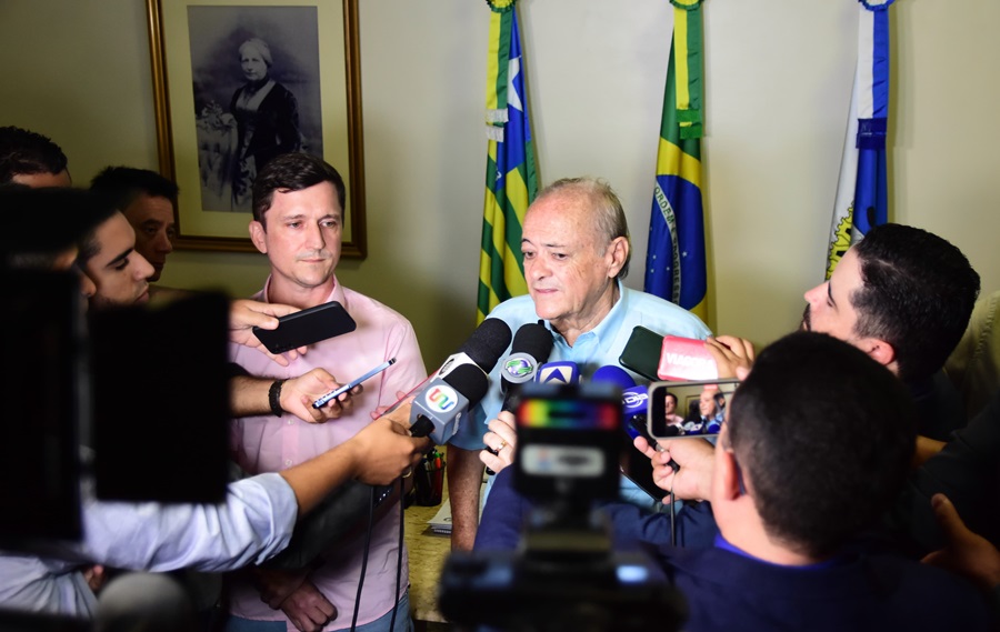 Prefeito anuncia antecipação do salário de servidores