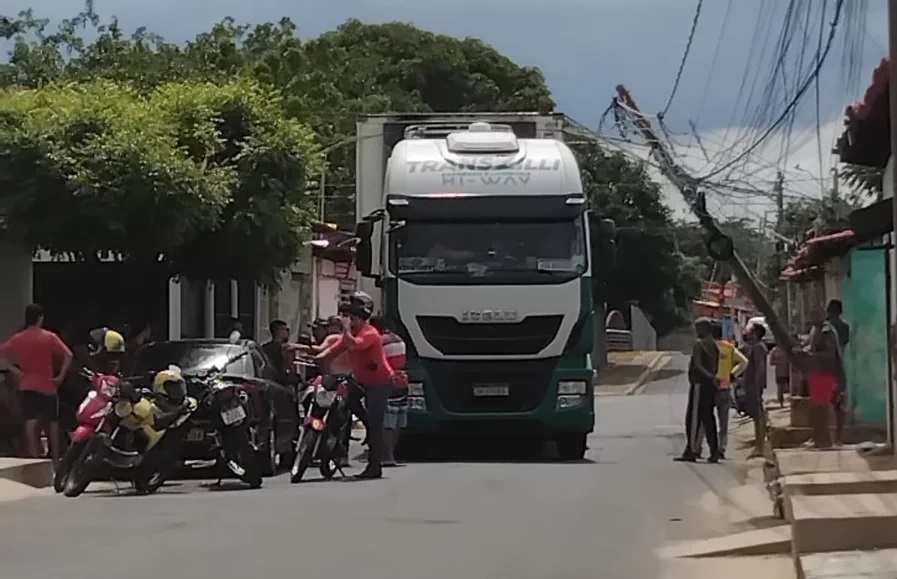 O caminhão saiu arrastando a fiação e derrubando os postes