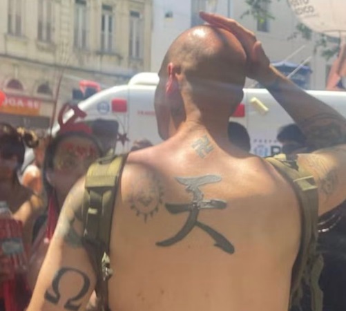 O homem ostentava diversas tatuagens com referências nazistas no bloco 'Marimbondo Não Respeita'