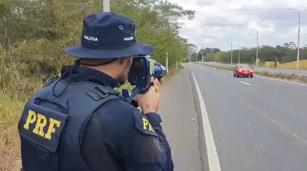 A PRF utiliza equipamentos modernos para a fiscalização de velocidade