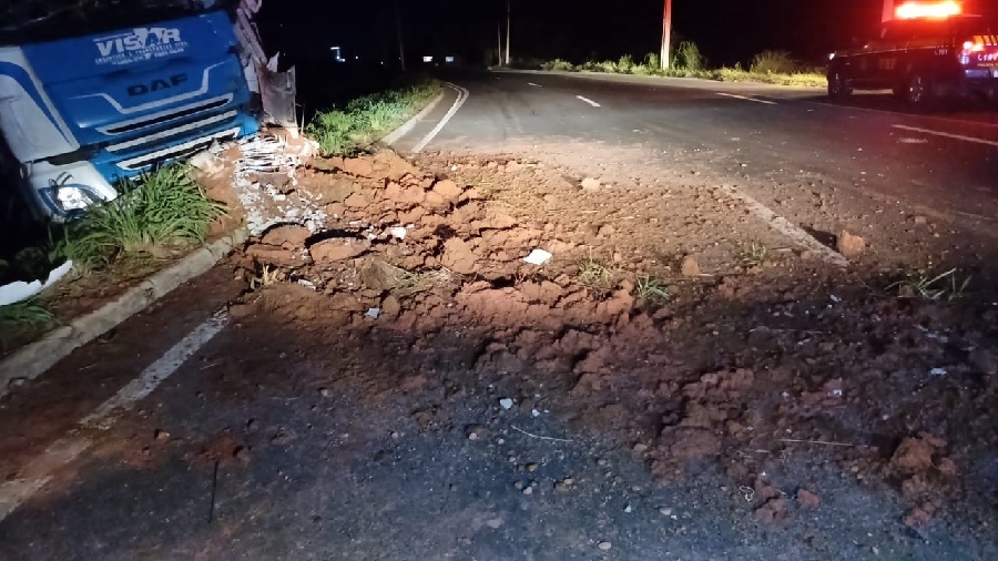 A frente do caminhão ficou bastante danificada ao colidir com o meio-fio