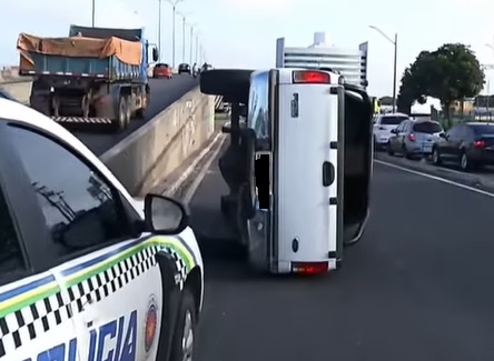 Motorista disse que foi fechado por um ônibus e acabou tombando o veículo