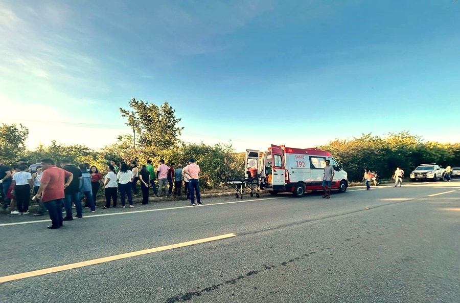 Micro-ônibus transportava romeiros da localidade Milhans, em Geminiano