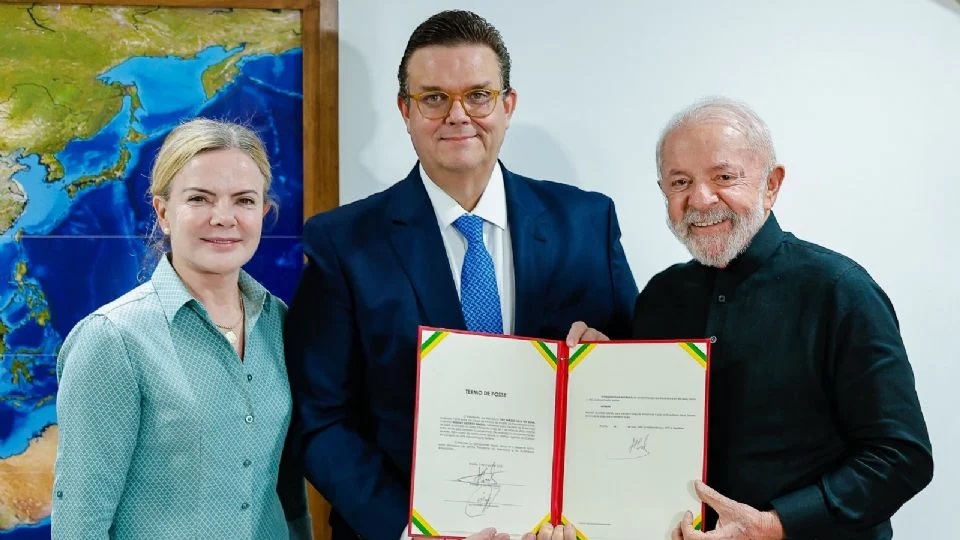 Lula, ao lado de Gleisi Hoffmann, dá posse a Wolney Queiroz como novo ministro da Previdência