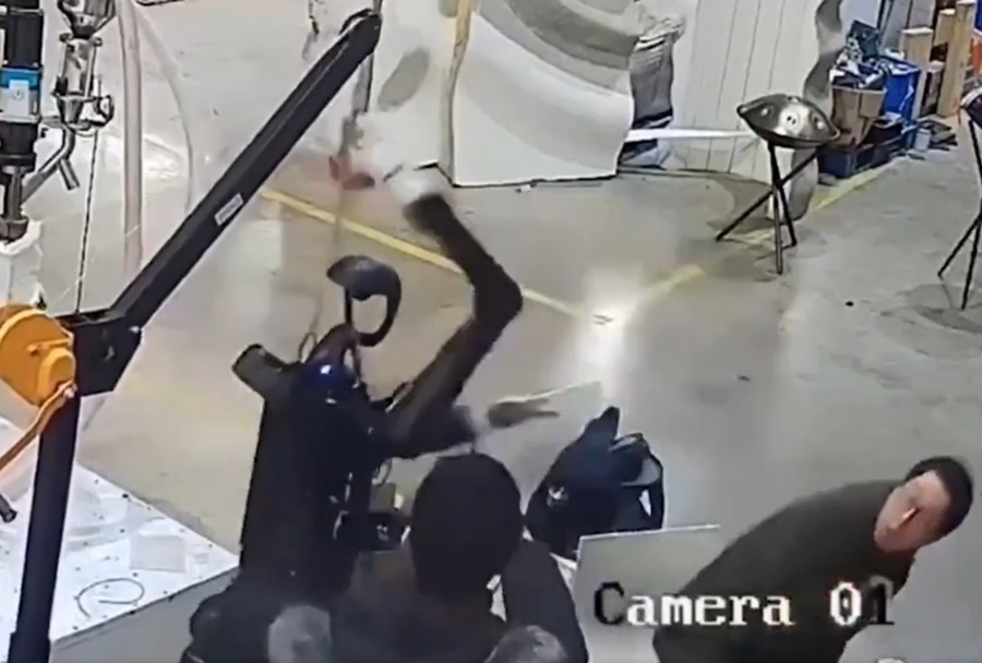Robô ataca homens em fábrica