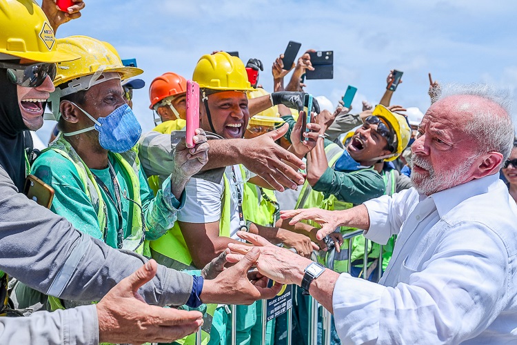 Lula cumprimenta trabalhadores