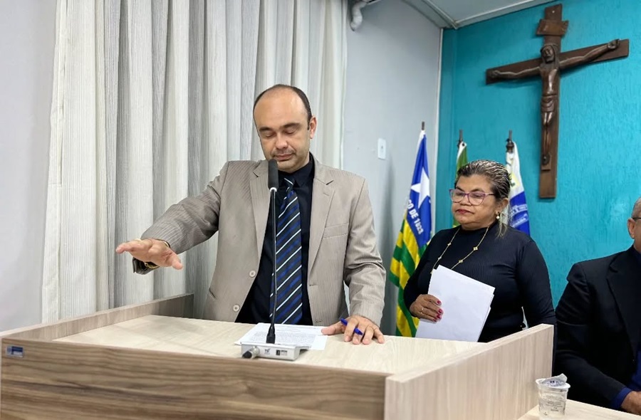 Thiciano Ribeiro toma posse na Câmara Municipal de Parnaíba