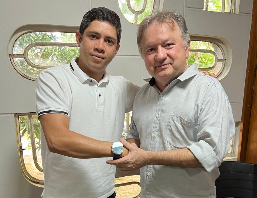 Presidente da Associação de Entregadores de Teresina, Pedro Victor Higino, com o deputado Merlong Solano
