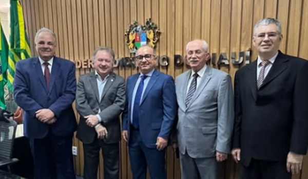 Merlong Solano com o presidente do TJ-PI, Aderson Nogueira, juiz Luíz de Moura edesembargadores Lirton Nogueira e Antônio Nollêto