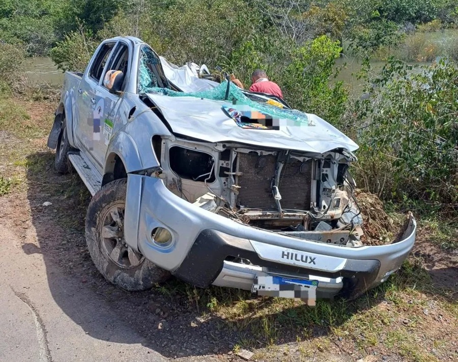 A picape ocupada pelas vítimas ficou bastante destruída