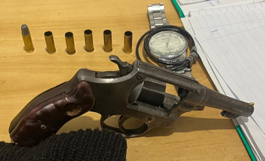 Arma apreendida com o suspeito
