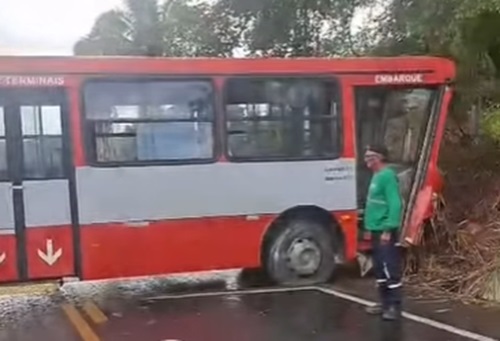 O ônibus ficou atravessado na rodovia, bloqueando o tráfego de veículos