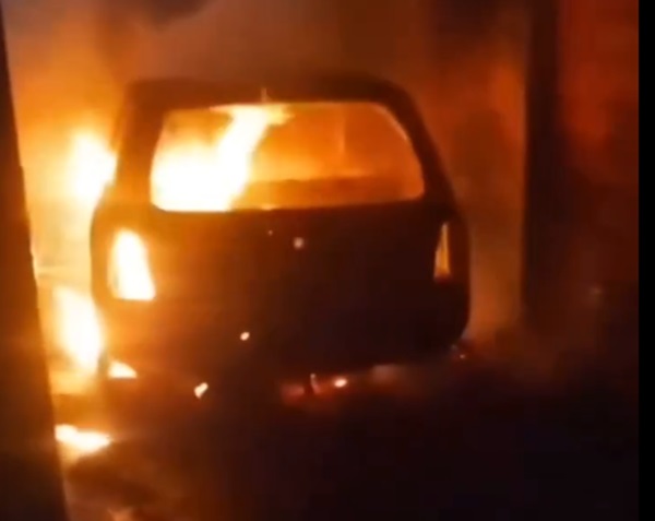 Veículo da família ficou destruído no incêndio