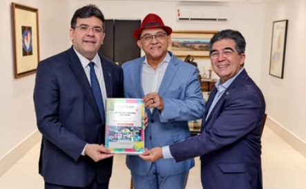 Rafael Fonteles recebe convite das mãos do prefeito Abdoral Melo e Limma