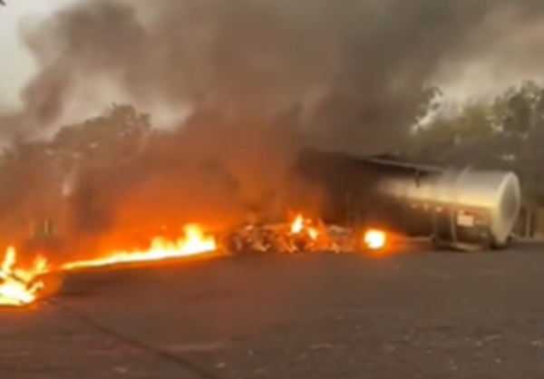 Semirreboque que transportava óleo pega fogo na BR-135