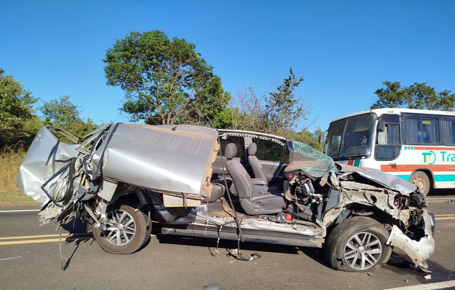 A Hilux ficou completamente destruída no acidente