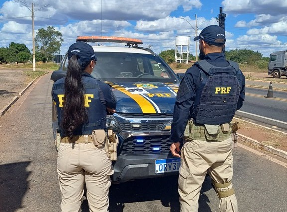 Agentes da PRF durante fiscalização de rotina