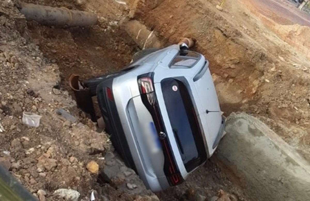O carro caiu em um cratera formada por obra inacabada no bairro Santa Lia