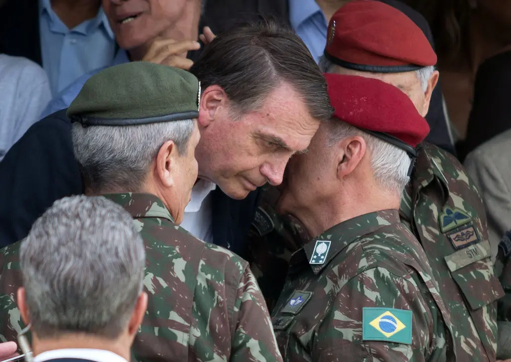 Bolsonaro em conversa com militares