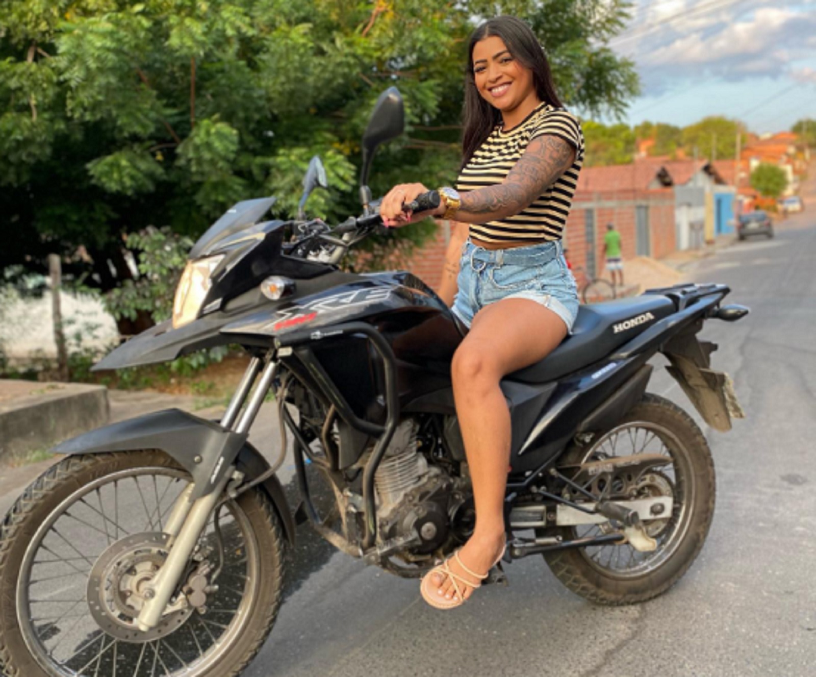Samynha Silva em sua motocicleta