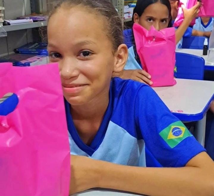 Alunas da rede de ensino municipal recebem kit de absorventes em Teresina
