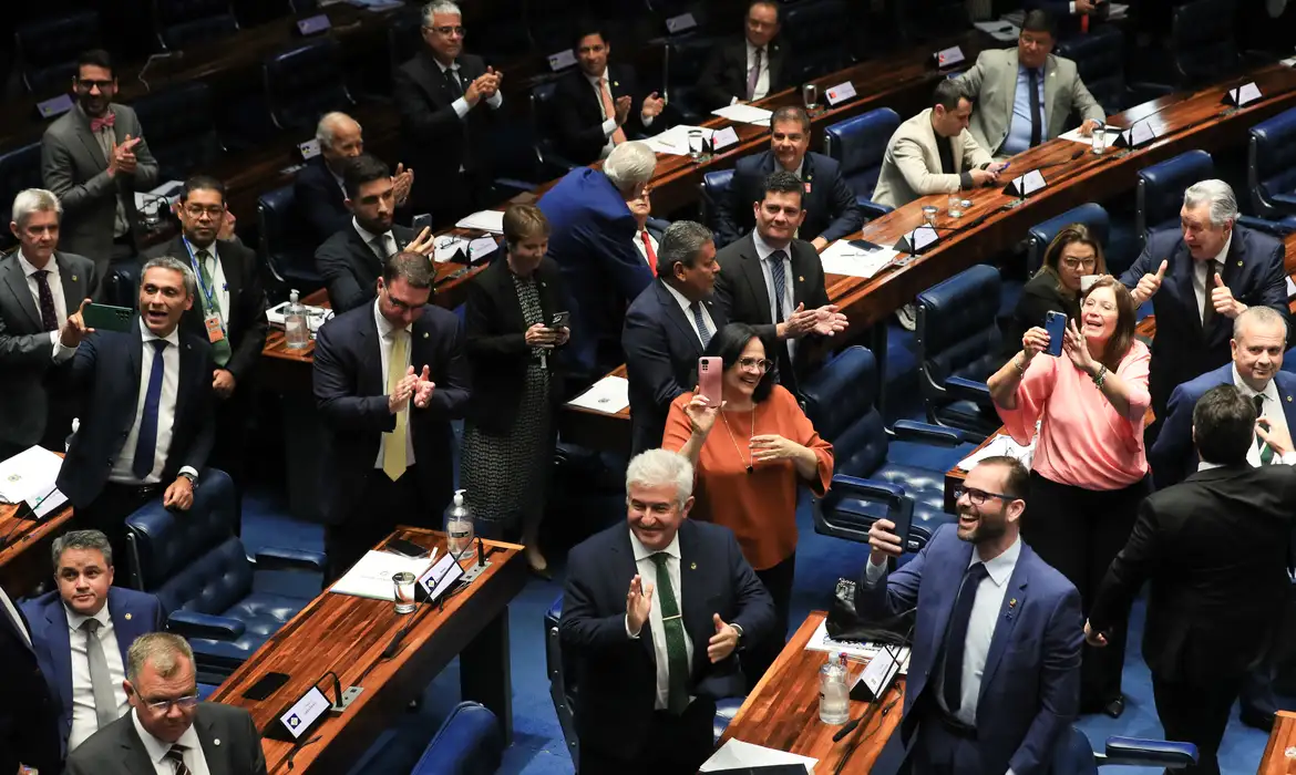 Senadores durante a votação da PEC