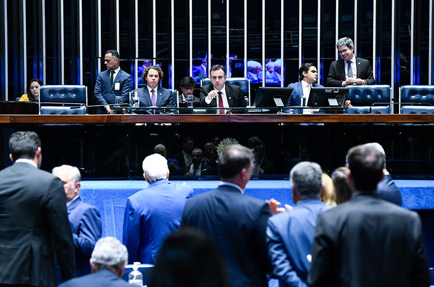 O relator, Veneziano Vital do Rêgo, e o presidente do Senado, Rodrigo Pacheco, na votação do projeto no Plenário