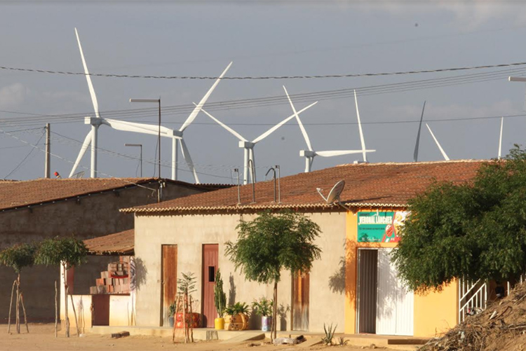 O contraste das casas simples com as imensas torres aerogeradoras de energia eólica na Serra do Inácio