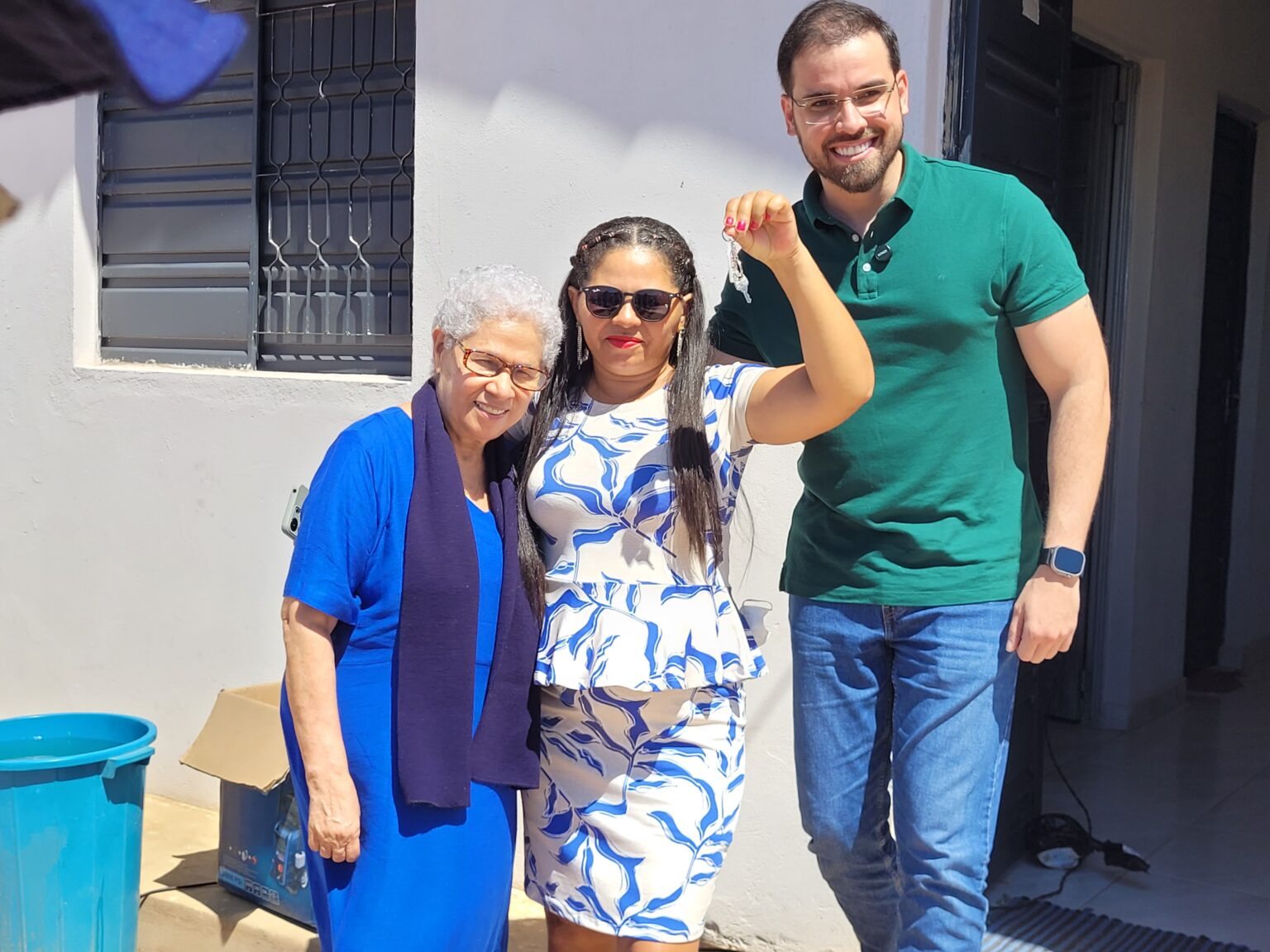 Diretor-geral da ADH, Igor Neri e a secretária de Assistência Social e Cidadania, Regina Sousa entregam casas