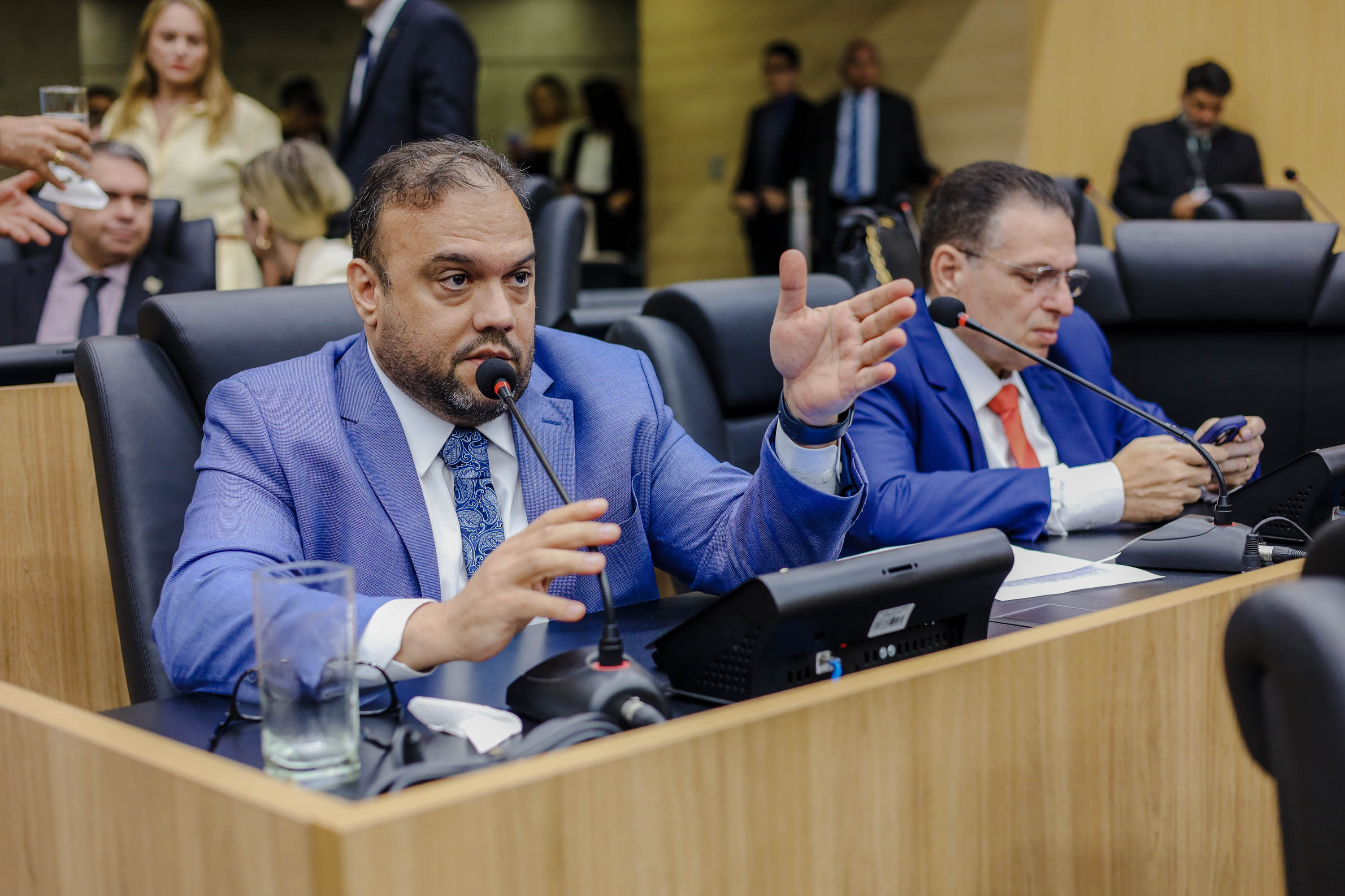 ​O deputado estadual Ziza Carvalho (MDB) fala em sessão na Alepi