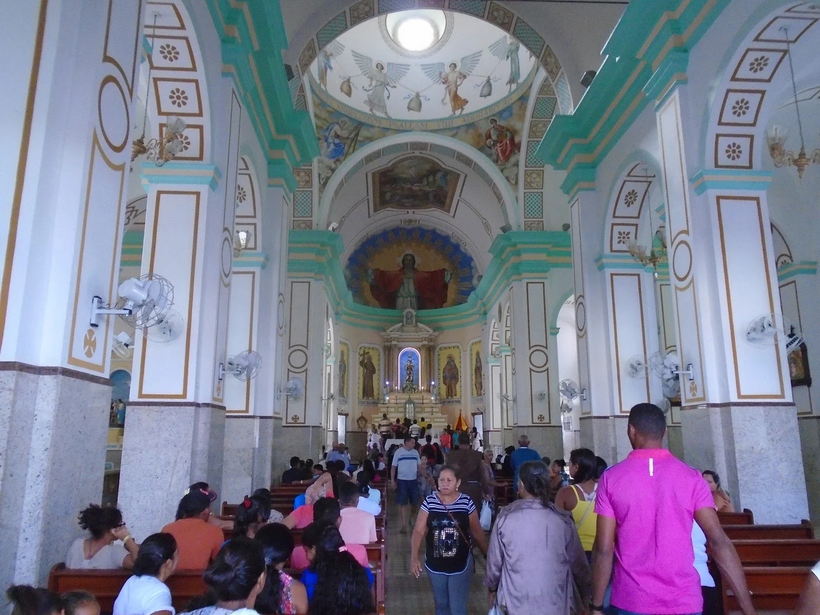 Romeiros rezam e visitam a basílica de São Francisco